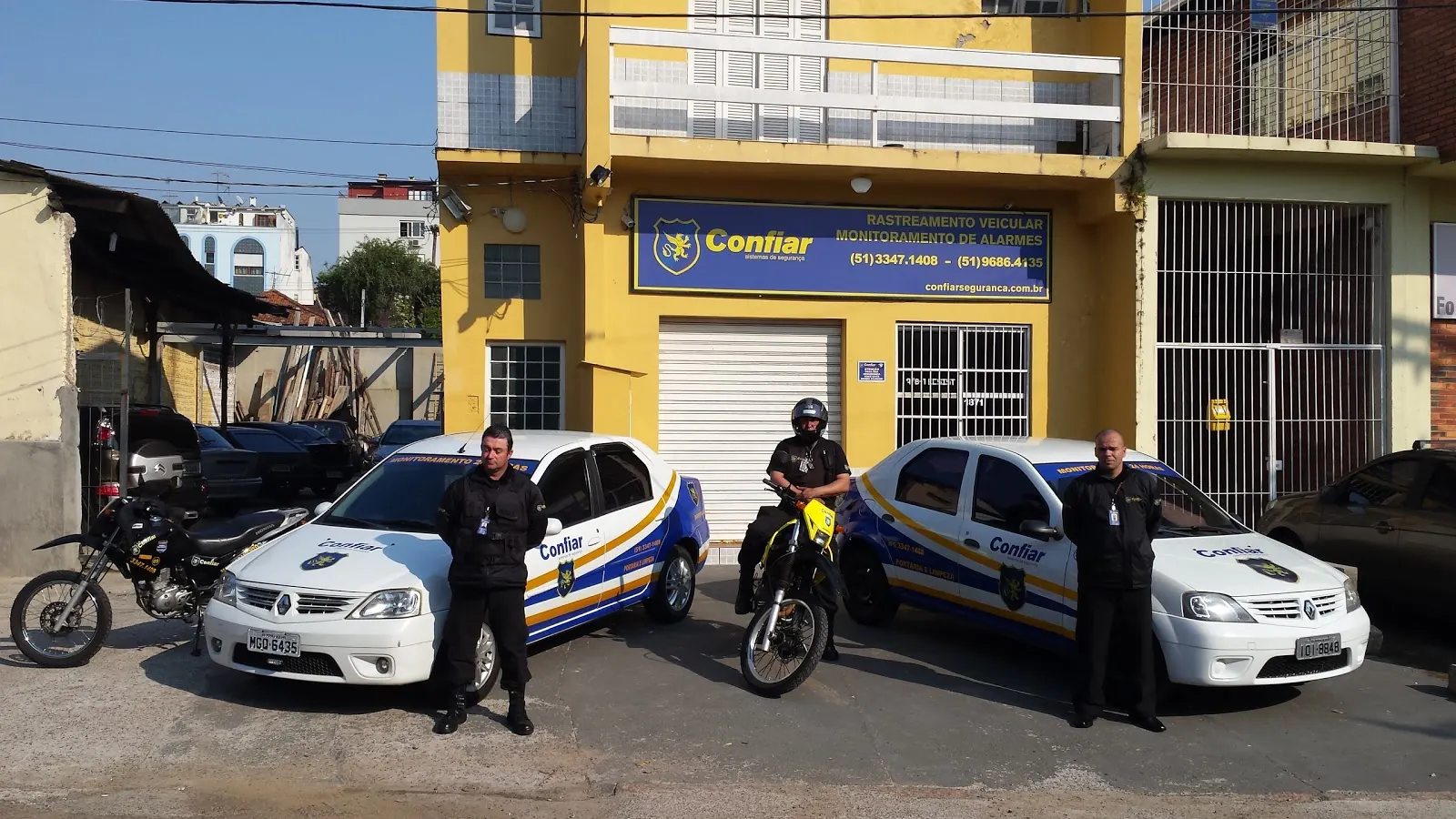Equipe da Confiar com as viaturas na sede em Porto Alegre