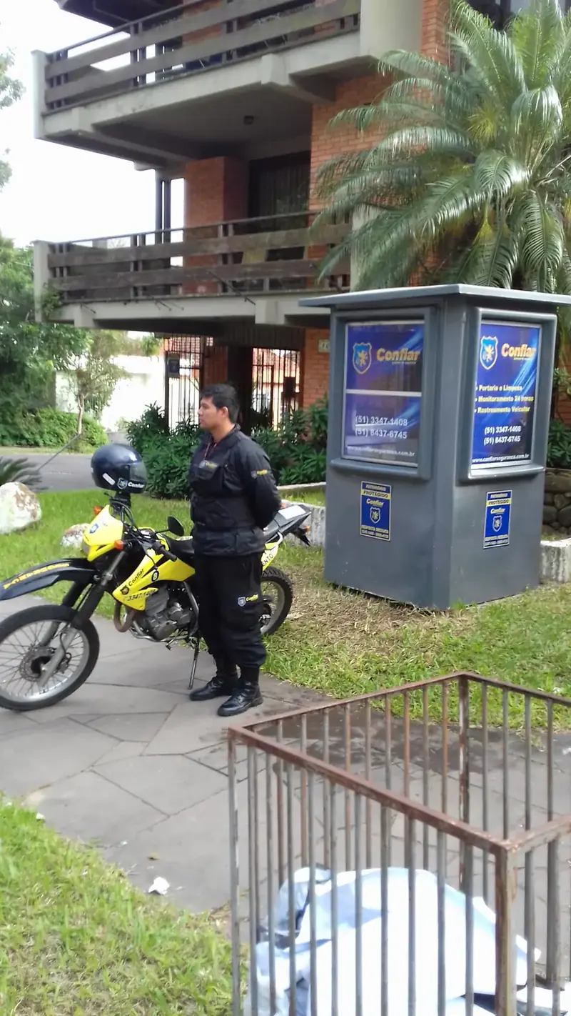 Vigilante da Confiar com moto em ronda